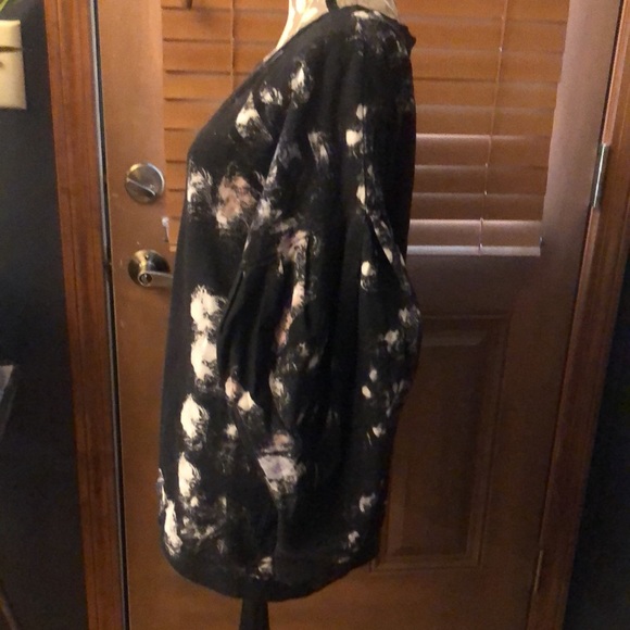 Free People black sweatshirt with billowy pleated sleeves and pink bleach effect - Picture 6 of 16